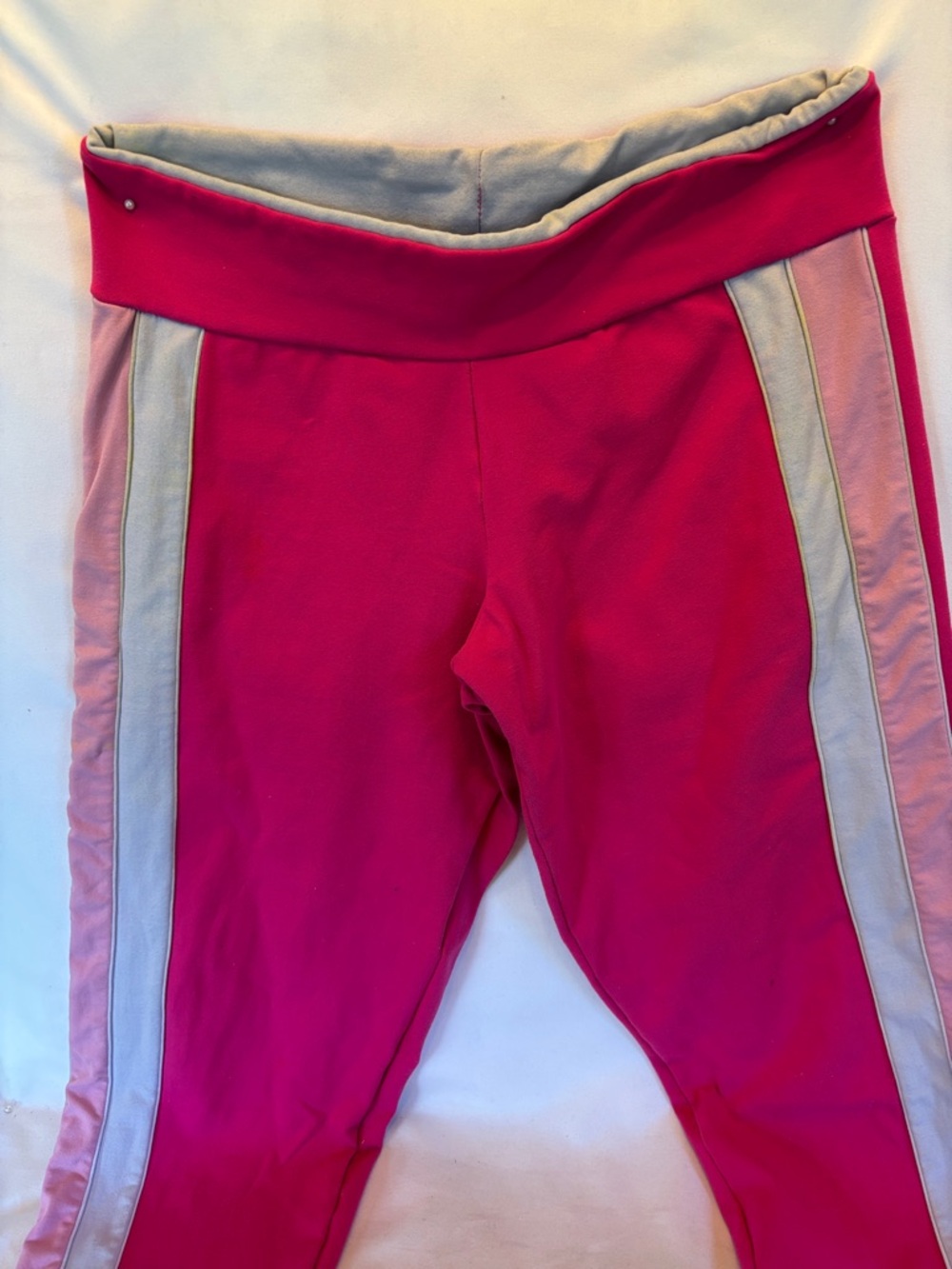 GENTLY WORN WOMEN’S HOT PINK CAPRI LEGGINGS WITH CONTRASTING SIDE STRIPES - Picture 4 of 12